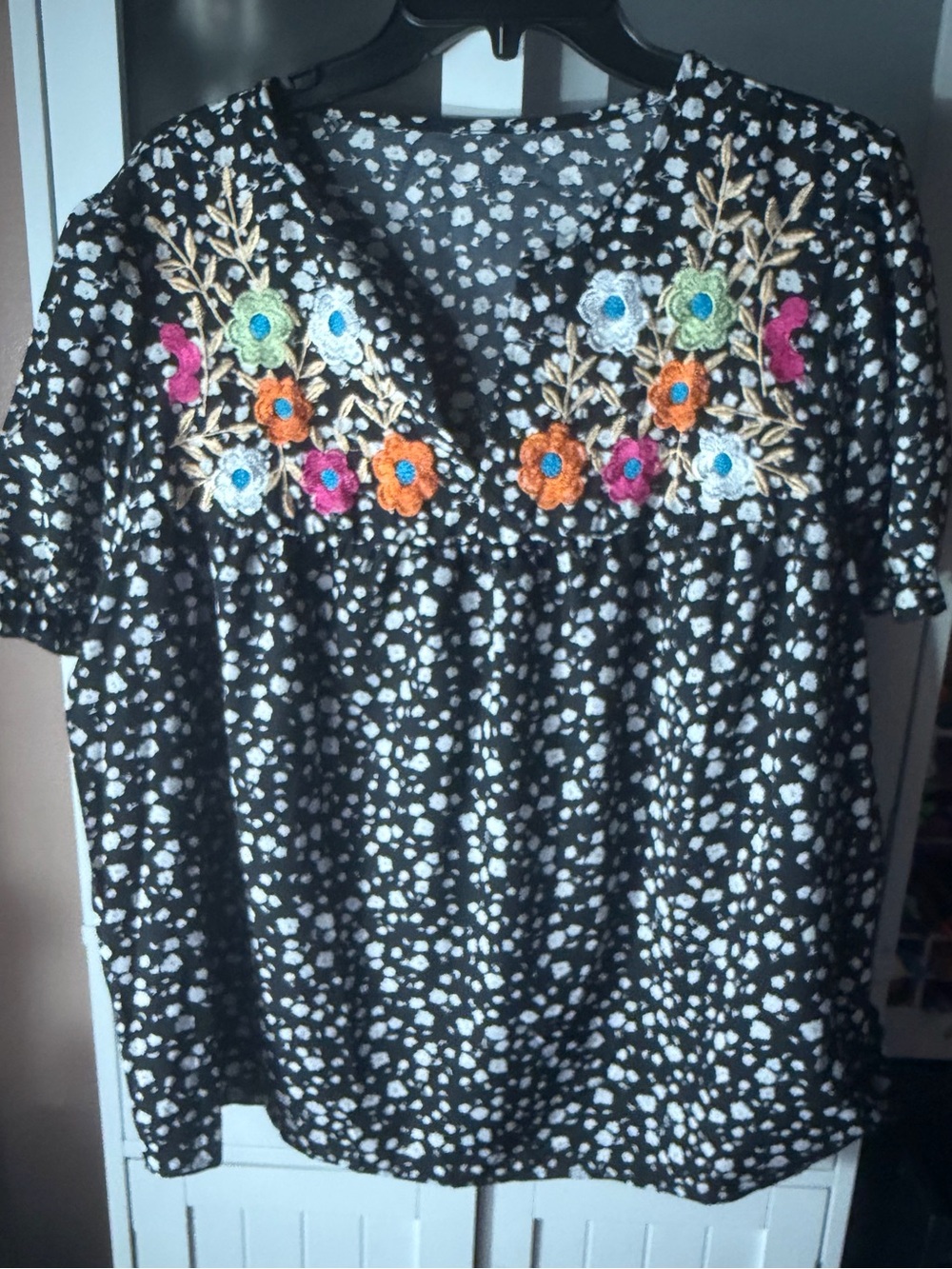 SHEIN Black & White Floral Embroidered V-Neck Pullover Top
